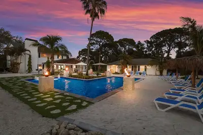 Image de 2. 3 acre Luxury Estate 9 minutes from Beach! ! !