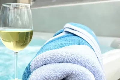 Image de Walk downtown/Ski/Play/ Explore Glacier/Hot Tub/Parking