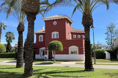Image de Superb 5 bedroom extended villa overlooking the golf course, fantastic location.