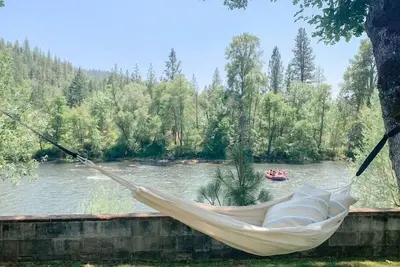 Image de Fully equipped house on the river with a private fishing hole.