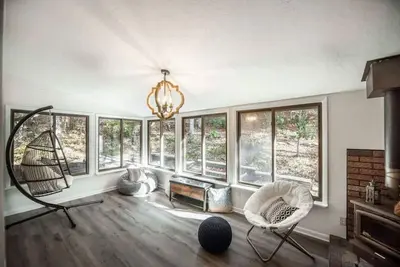Image de Easy lake access with game room - pet friendly!
