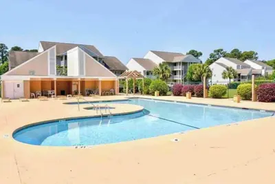Image de Newly renovated golf condo in quiet community with pool!