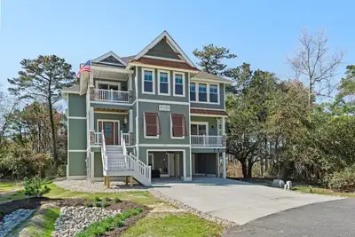 Bella Rose: Saltwater Pool | Rec Room | Elevator