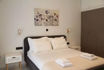 Image de Polyxenia's Warm & Cozy Apt - 5 min. from Mitera & Hygeia hospitals