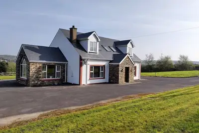 Image de 10 mins to Rossnowlagh, Bundoran - spacious home with outdoor seating, Bbq, play