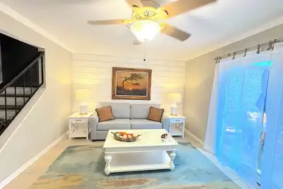 Image de Close to East Beach & Restaurants! Clubhouse w/Pool & Ping Pong!