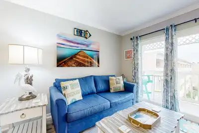 Top-floor condo - Gulf views, pools, hot tubs, gym, steps to beach, snowbirds Ok