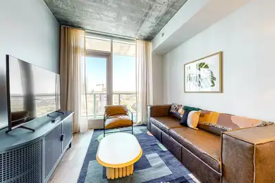 Image de Rainey Street Luxe condo - skyline-view balcony - rooftop pool & gym