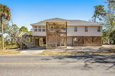 Image de Bay view home three blocks to the beach with WiFi, central Ac, and private w/d