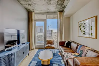 Image de Luxe Austin condo with city-view balcony - rooftop pool & gym