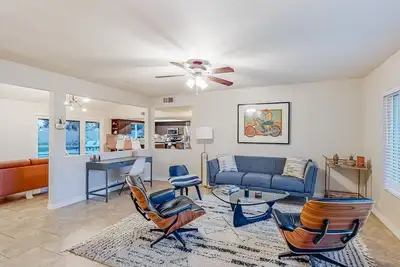 Image de Designer desert oasis with private pool & outdoor kitchen - easy walk to dining