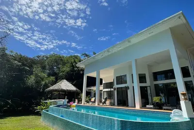 Image de Stunning Oceanfront 4-Bdrm Villa w/ Infinity Pool