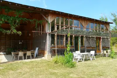 Image de Grande maison en bois au cœur de la nature