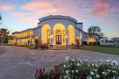Image de Drop-dead gorgeous villa-all amenities-13 bedrooms!