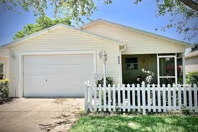 Image de Spacious Villa With Golf Cart Close To Lake Sumter Landing No Extra Guest Fees!