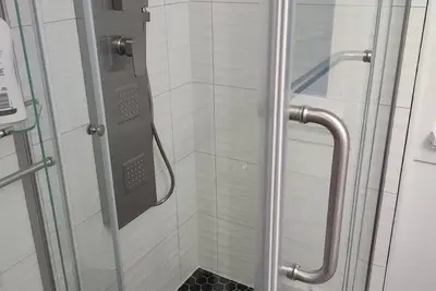 Image de Spacious Riverside Retreat - Located in Town - Book Now