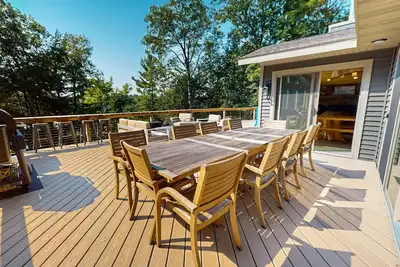 Image de New lakefront escape with dock, game room, kayaks, 2 master suites & large deck