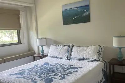 Image de 1 bedroom plus loft: Steps away from Turtle Bay, Ac throughout: sleeps up to 6