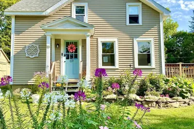 Image de Clean & Modern space with a mix of original warmth and charming renovation.