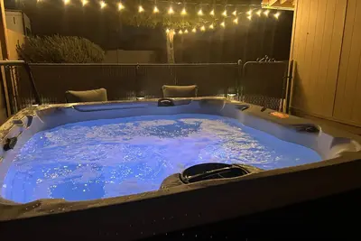 Image de Desert Manor - Fully remodeled 3 bedroom home with game room and hot tub!