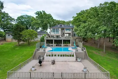 Image de Lakefront Pittsburg Villa w\/ Private Pool!