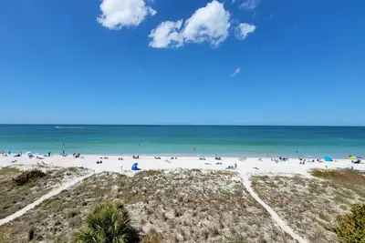 Indian Rocks Beach Cottage/Hot Tub/pet friendly/free beach equipment/free wifi & parking
