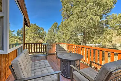 Image de Big Bear Lake Cabin w/ Deck & Views ~ 9 Mi to Ski!