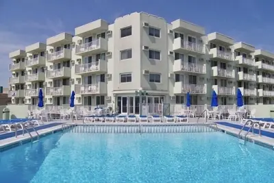 Image de Hit the beach within 5 min! Can easily sleep 4-5 guest!