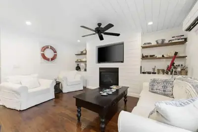 Updated Cabin with Fireplace, Epic Deck, 2 min from Orv trails - Pet Friendly!