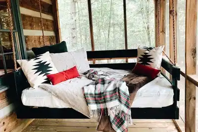 Image de Cozy Cabin in woods with Hot Tub, Porch Swing Bed and Fire Pit in Aska Adventure