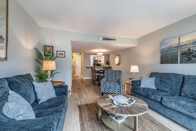 Image de New Listing - Overlooking the Pool with Beach Views