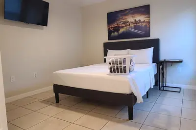 Image de City Lights Queen Bedroom with Shared Lavatory