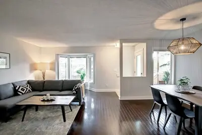 Image de Modern 3 Bed 2 Bath Townhome in Trendy Marda Loop