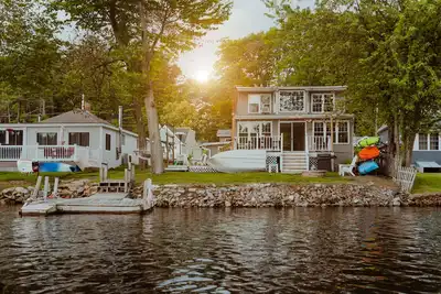 Image de Lakefront; view of ski mountain, firepit, dock, kayaks, laundry, outdoor shower