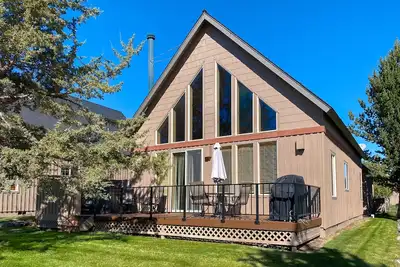 Image de Inviting chalet with private hot tub, grill, 3 pools, hot tub, gym, & tennis