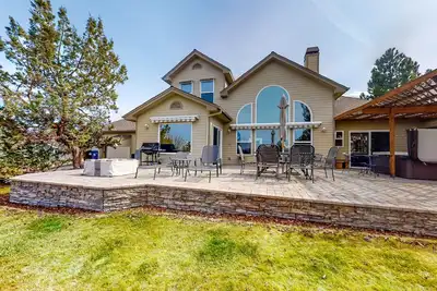 Image de Spacious dog-friendly home with hot tub, fireplace & resort pools, golf, tennis
