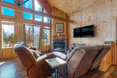Image de Dog-friendly home on the pond/creek with access to resort pools/golf/gym