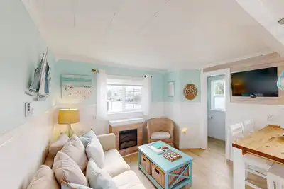 Image de Charming home near beach with fast WiFi & whimsical interior - close to beach