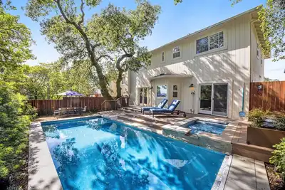Image de Luxury sun-filled home with private pool and hot tub, gourmet kitchen, & W/D
