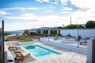 Image de Villa pour 6 personnes avec piscine privée! À Agia Irini - à distance de marche de la plage!
