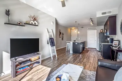 Image de ★ Desert Living ★ Pets ★ Heated Pool ★ Gym ★ Shops