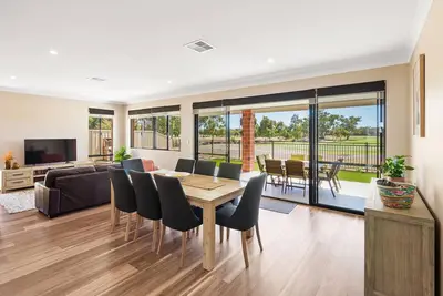 Image de The Links - fairway views, walk to town, air-con