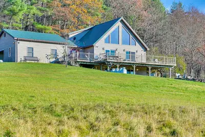 Image de Charming New York Chalet w\/ Hot Tub & Game Room!