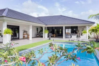 Image de Stylish 3 bedroom villa with ocean views and daily maid service