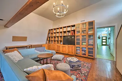 Image de Bohemian Home w/ Screened Porch, 3 Mi to Lake!