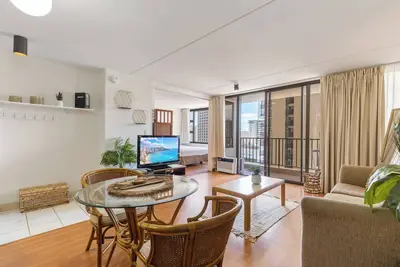 Image de Experience Luxury at Waikiki Banyan; Free Parking