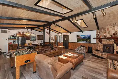 Image de Overlook Chalet by Destination Big Bear: Minutes from Bear Mtn, Golf, & Zoo! Foosball! Peekaboo Slope Views!