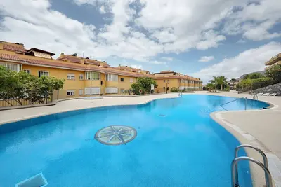 Image de Appartement \"Luxury Candesol\" avec vue sur mer, piscine partagée et Wi-Fi.