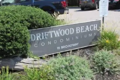 Image de The Driftwood Condos, just 1/2 block to the beach offers a great location, water views and like new accommodations.