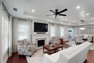 Image de Modern 3 Br bungalow sleep 8, family/pet friendly, 15 min from downtown/outlets